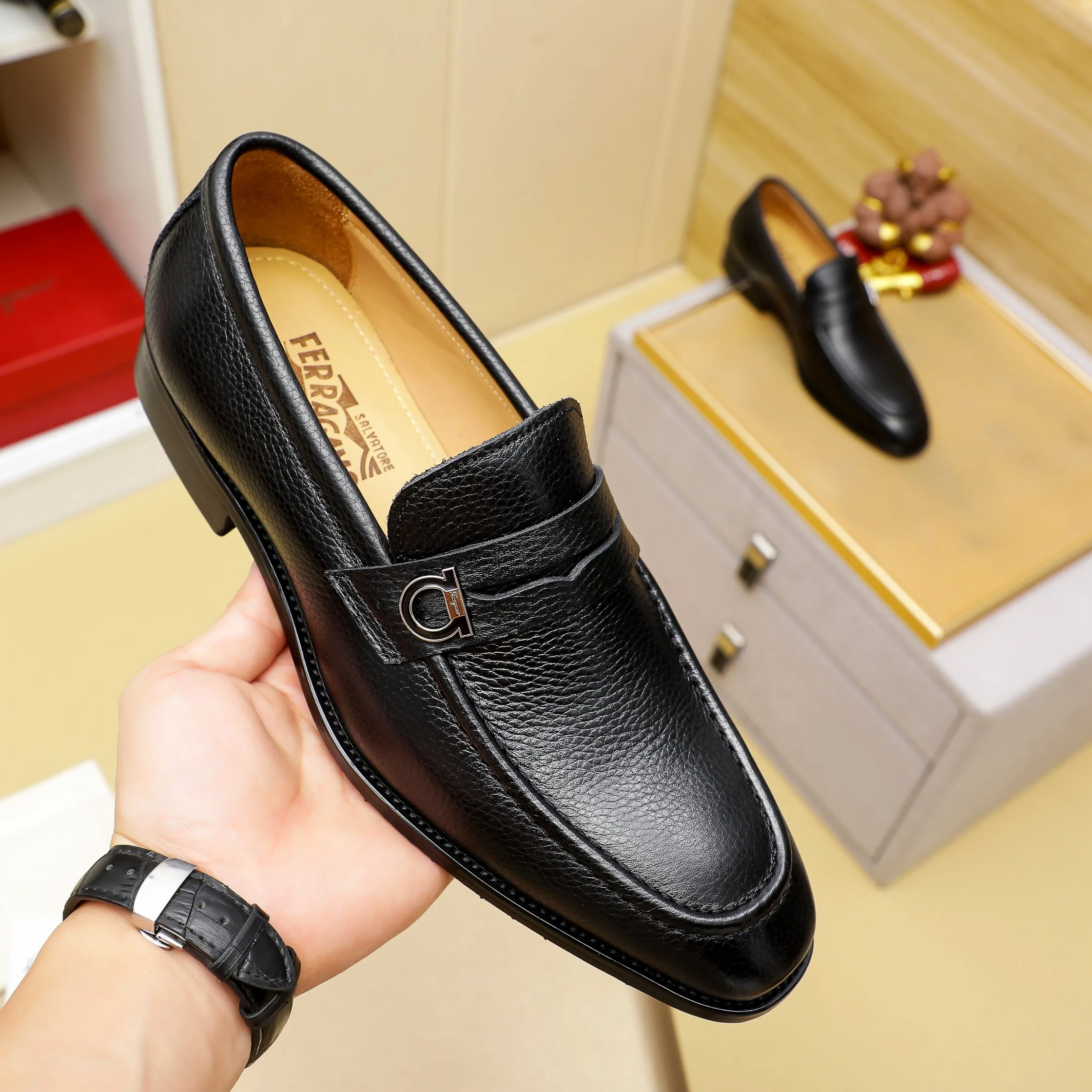 Men's shoes 💰460 🕷🕷🐂【Ferragamo】Ferragamo Popular fashionable leather shoes🇨🇳Official website counter 1:1 production, original mold opening💯Good quality visible, imported high-end first-layer waxed calfskin, water-dyed🐂leather lining🌿very clear texture, high-quality waterproof, non-slip and wear-resistant outsole🎋high quality and low price, truly handmade🍓3 colors available! Code number 38-44……(45.46.Customized)